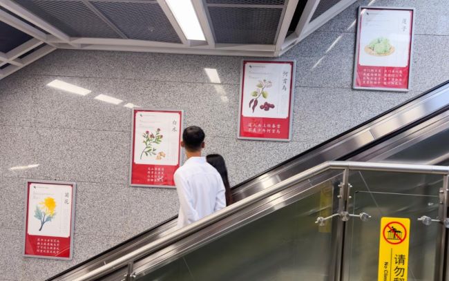 貴陽地鐵出入口扶梯墻面梯牌廣告