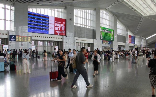 溫州南站候車大廳LED大屏透過玻璃幕墻的內外雙重曝光