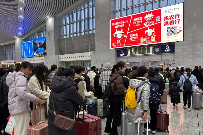 溫州南站二層候車大廳中央檢票口正上方LED大屏廣告