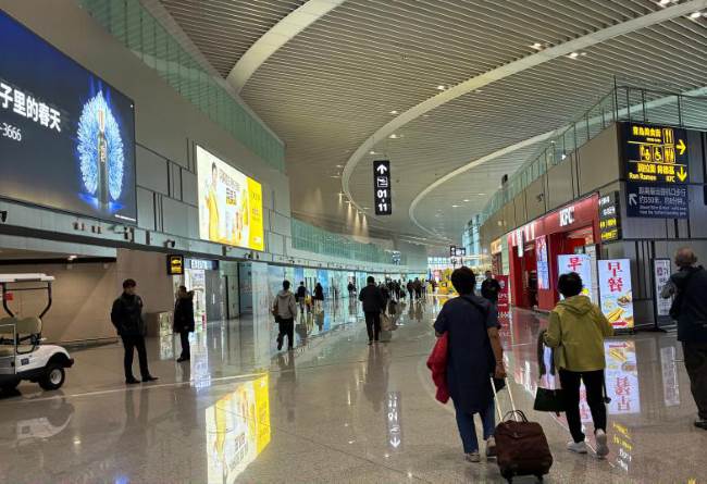 青島膠東機場指廊上空超長燈箱廣告的規模化展示策略