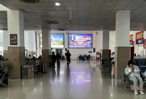 第一戶外傳媒-青田站-候車廳墻面燈箱