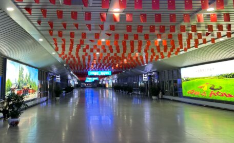 第一戶外傳媒-衢州站-天橋墻面燈箱