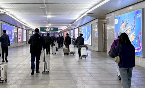 第一戶外傳媒-衢州站-出站通道墻面燈箱