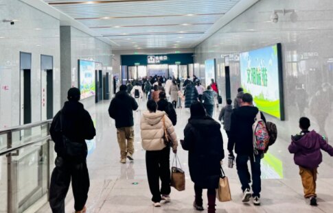 第一戶外傳媒-江山站-出站通道墻面燈箱