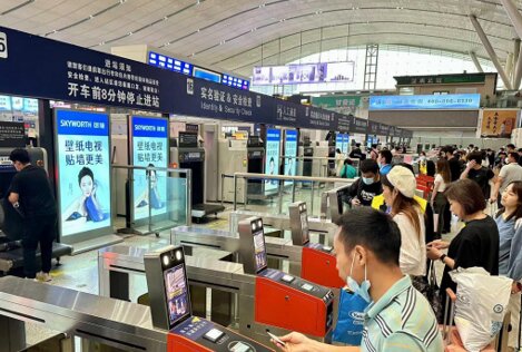 第一戶外傳媒-深圳北站安檢口滾動(dòng)燈箱