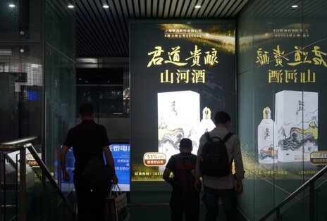 第一戶外傳媒-深圳北站B區(qū)進(jìn)站口墻體燈箱