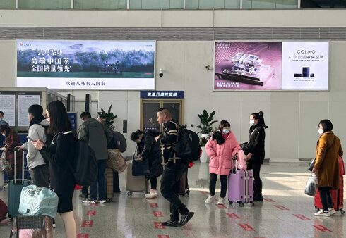 第一戶外傳媒-深圳北站到達(dá)層西出站口墻面燈箱