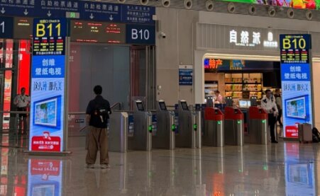 第一戶外傳媒-深圳北站候車大廳檢票口LED雙面刷屏機(jī)