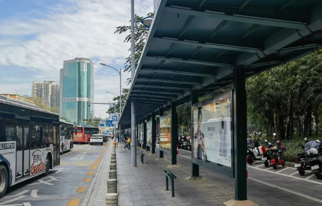 科普深圳230米最長公交站臺的客流結構與候車亭燈箱媒體矩陣