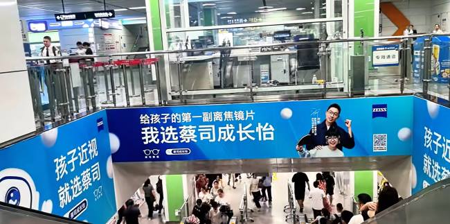 南寧核心商圈地鐵站扶梯墻貼廣告的客流質量與場景