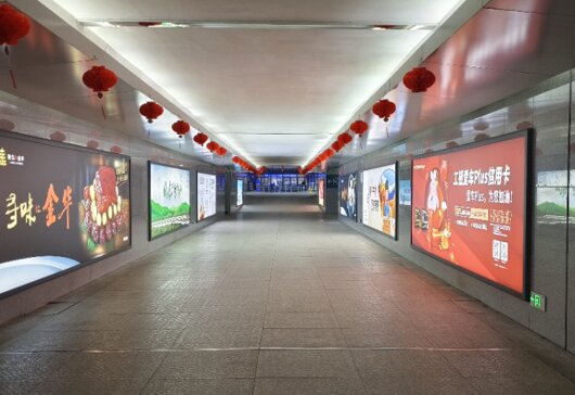 第一戶外傳媒-龍游站-出站通道墻面燈箱 第一戶外傳媒-龍游站-出站通道墻面燈箱