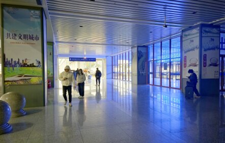 第一戶外傳媒-龍游站-外場大廳包柱燈箱 第一戶外傳媒-龍游站-外場大廳包柱燈箱