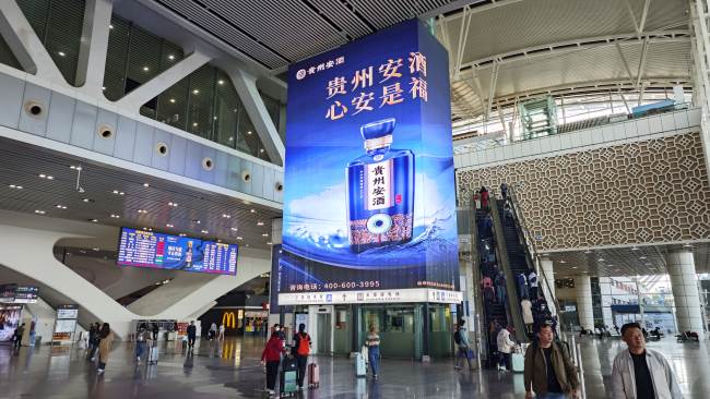 廣州南站日均47萬客流下的直梯大屏對多層客流的立體覆蓋