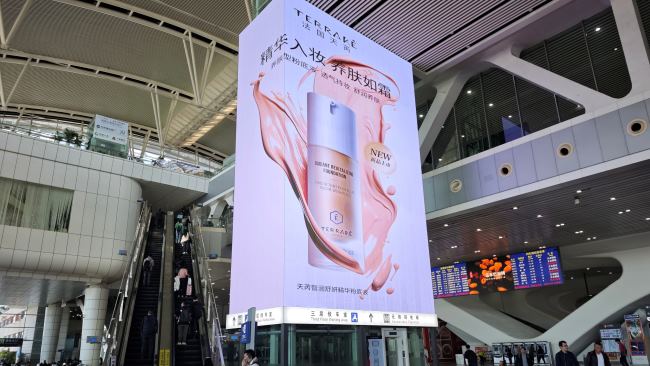 廣州南站西進站口直梯透明LED大屏廣告