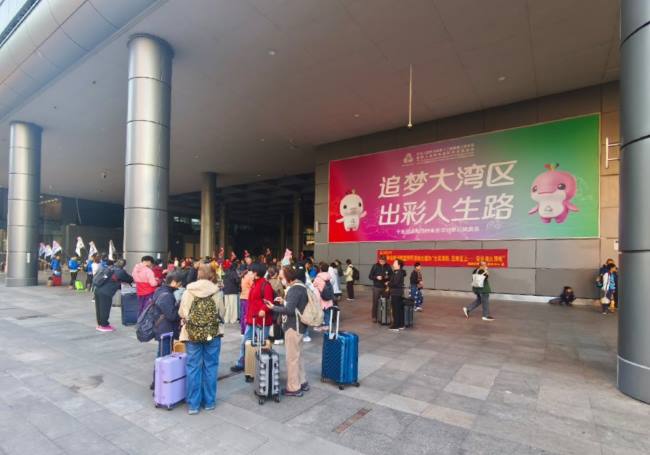 立足深港通關必經廣場的戶外墻面大牌廣告分析