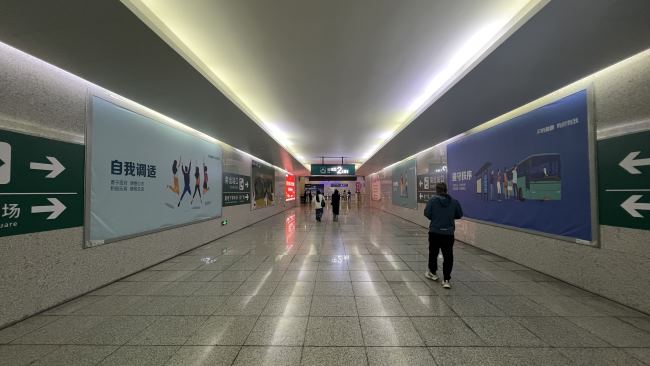 茂名高鐵站墻面燈箱廣告案例圖