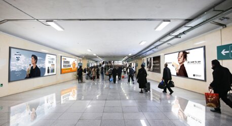 第一戶外傳媒-蒼南站-出站通道墻面燈箱