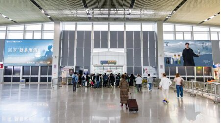 第一戶外傳媒-瑞安站-候車室二樓墻面燈箱