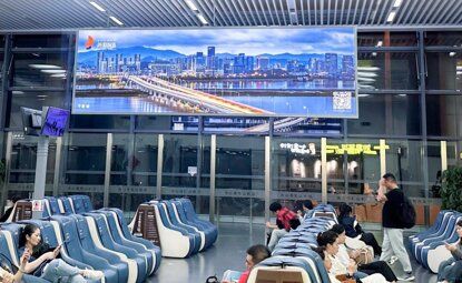 第一戶外傳媒-舟山普陀山機場-國內出發(fā)候機大廳雙面吊旗燈箱 