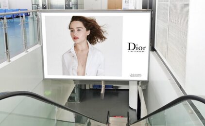 第一戶外傳媒-舟山普陀山機場-國內出發(fā)候機大廳遠機位出發(fā)看板 