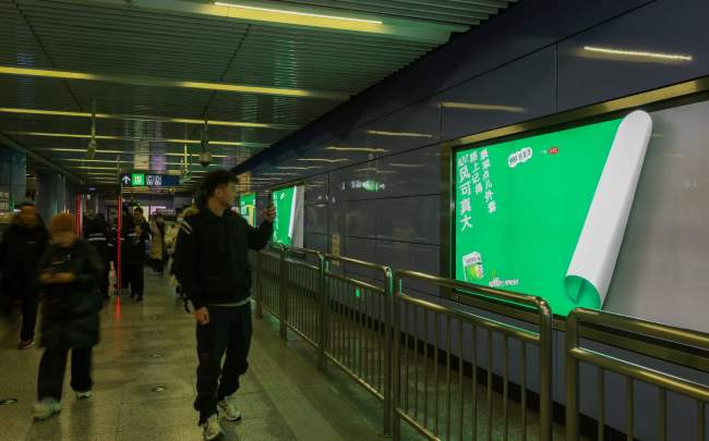 北京地鐵高客流走廊燈箱廣告的規?；采w效能