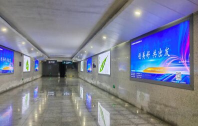 第一戶外傳媒-新化南站-出站通道燈箱 第一戶外傳媒-新化南站-出站通道燈箱