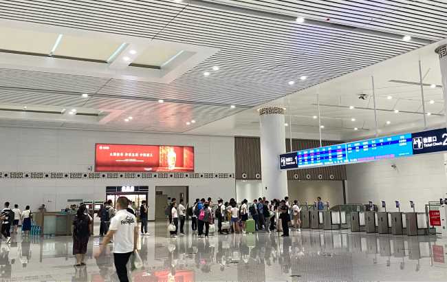 成都天府機場站候車大廳兩側墻面高空燈箱廣告 成都天府機場站候車大廳兩側墻面高空燈箱廣告