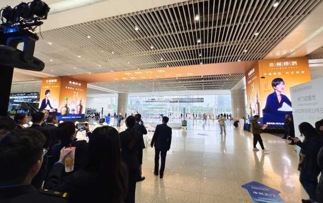 中原高鐵樞紐鄭州東站到達出口天幕包柱大屏的視覺奇觀效應