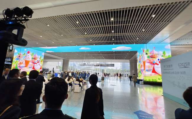 鄭州東站一層到達大廳東西出站口天幕&包柱LED大屏廣告 