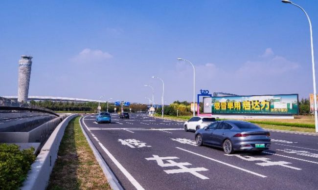 青島膠東機場戶外公路進出航站樓路側燈箱廣告 