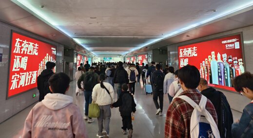 第一戶外傳媒-許昌東站出站通道墻面燈箱廣告