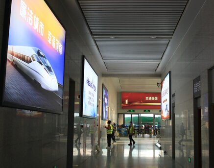 第一戶外傳媒-開封北站出站廳墻面燈箱