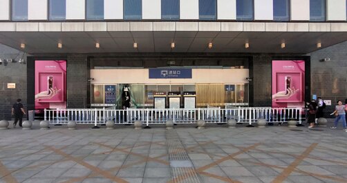 第一戶外傳媒-三門峽南站進站大門兩側燈箱廣告 第一戶外傳媒-三門峽南站進站大門兩側燈箱廣告