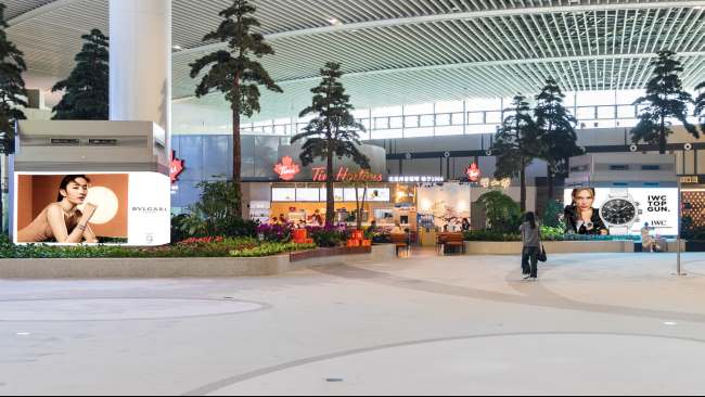 青島膠東機場國內出發安檢后景觀區風塔燈箱