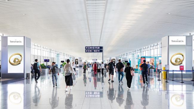 青島膠東機場國內出發指廊雙面風塔燈箱