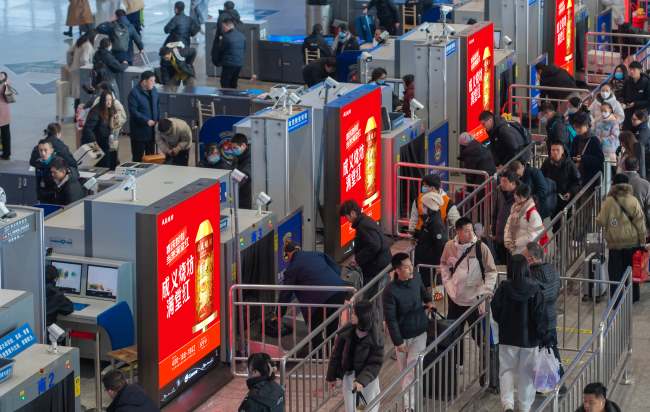 第一戶外傳媒-南京南站進站安檢口LED屏 第一戶外傳媒-南京南站進站安檢口LED屏