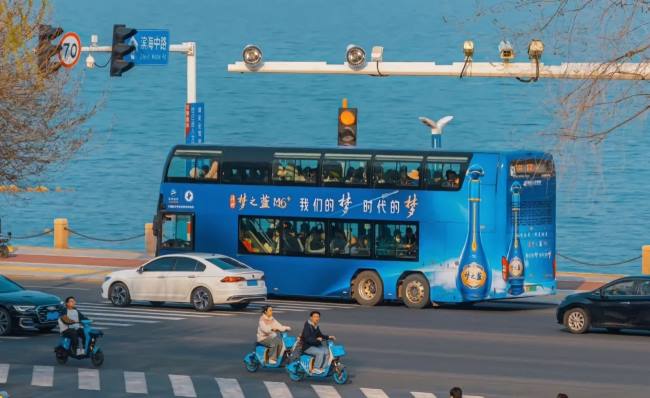煙臺雙層 17 路公交：移動中的城市廣告風景線