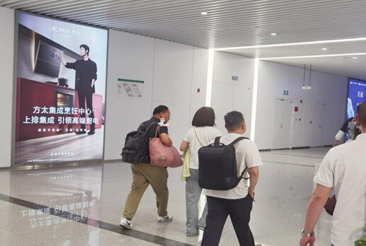 第一戶外傳媒-天府機場站進站通道燈箱