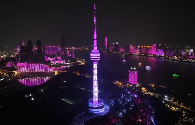 武漢龜山電視塔 LED 廣告：長江之畔的地標性傳播載體