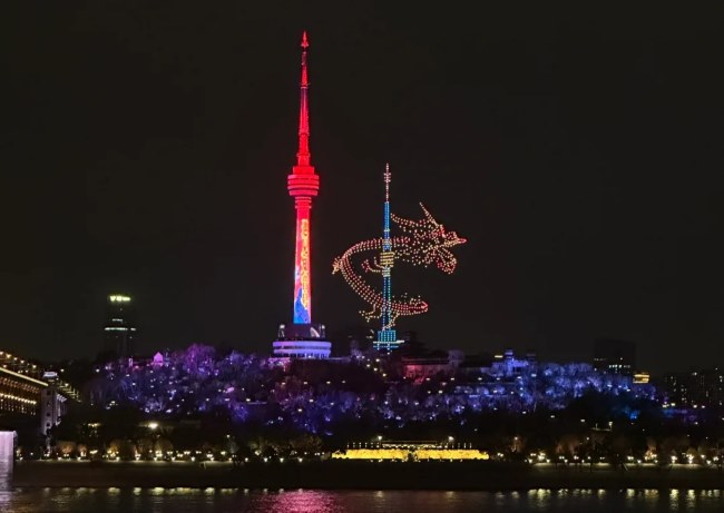 第一戶外傳媒-武漢龜山電視塔燈光秀廣告