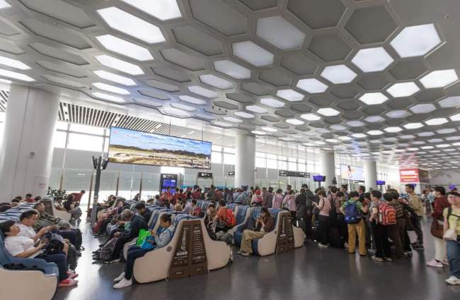 第一戶外傳媒-舟山普陀山機(jī)場(chǎng)屋頂燈箱廣告