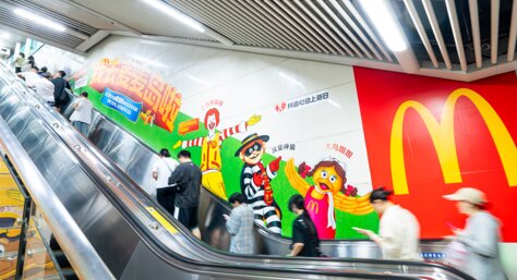 第一戶外傳媒-長沙地鐵出入口墻貼廣告