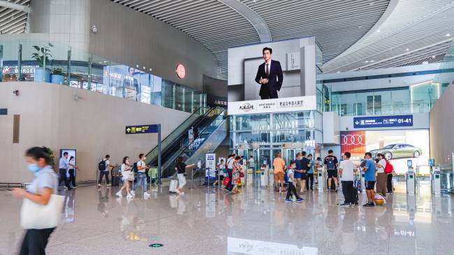 第一戶(hù)外傳媒-青島膠東機(jī)場(chǎng)值機(jī)大廳直梯LED屏