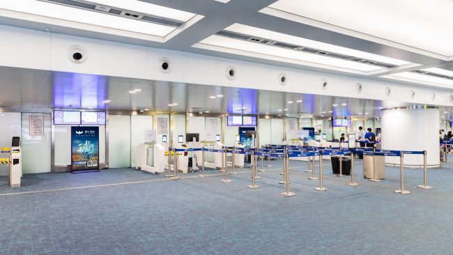 第一戶(hù)外傳媒-青島膠東機(jī)場(chǎng)國(guó)內(nèi)國(guó)際出發(fā)安檢口刷屏機(jī)