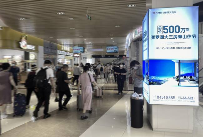 第一戶外傳媒-深圳蓮塘口岸柱面燈箱廣告