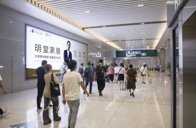 橫店站出站通道燈箱廣告：旅游客群的精準觸達載體