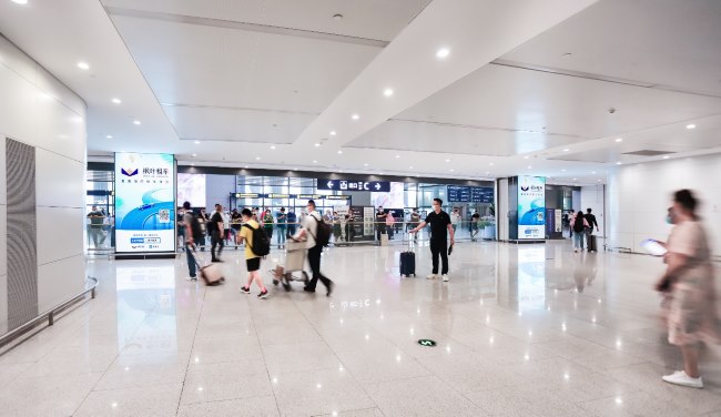 第一戶外傳媒-青島膠東機場國內(nèi)到達迎客廳刷屏機
