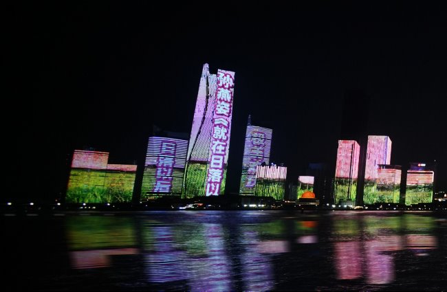 第一戶外傳媒-青島海天中心樓體燈光秀大屏廣告