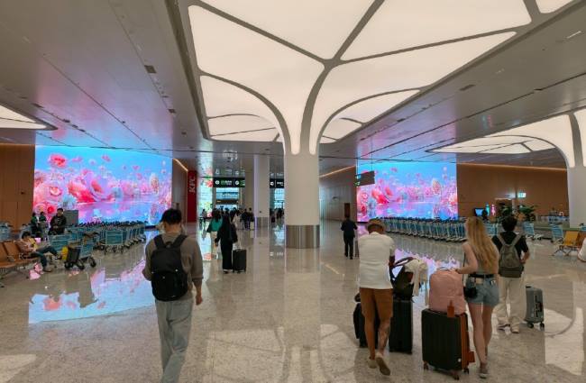 廣州機場 T3 到達廳 LED 大屏：視覺包圍下的精準傳播載體