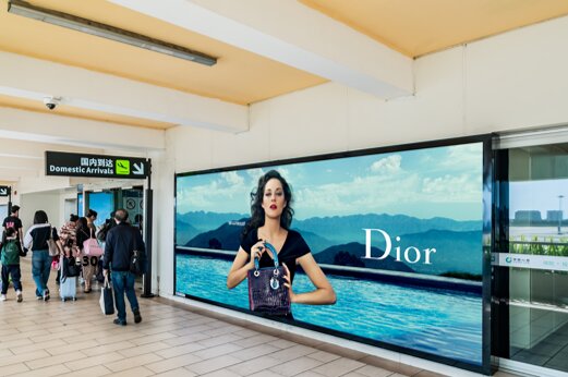 第一戶外傳媒-三亞鳳凰機場T1國內到達通廊墻體燈箱
